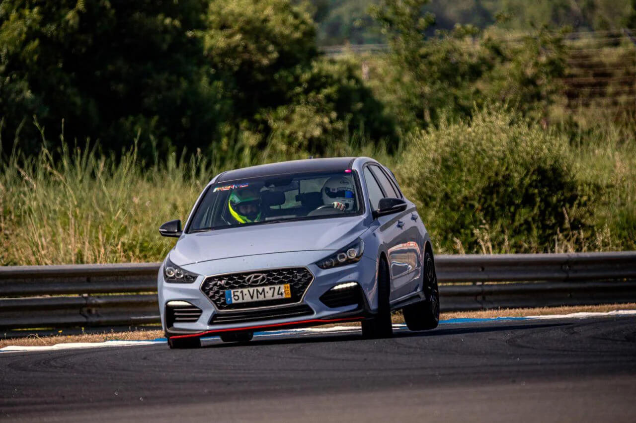 Hyundai i30 N cornering photo