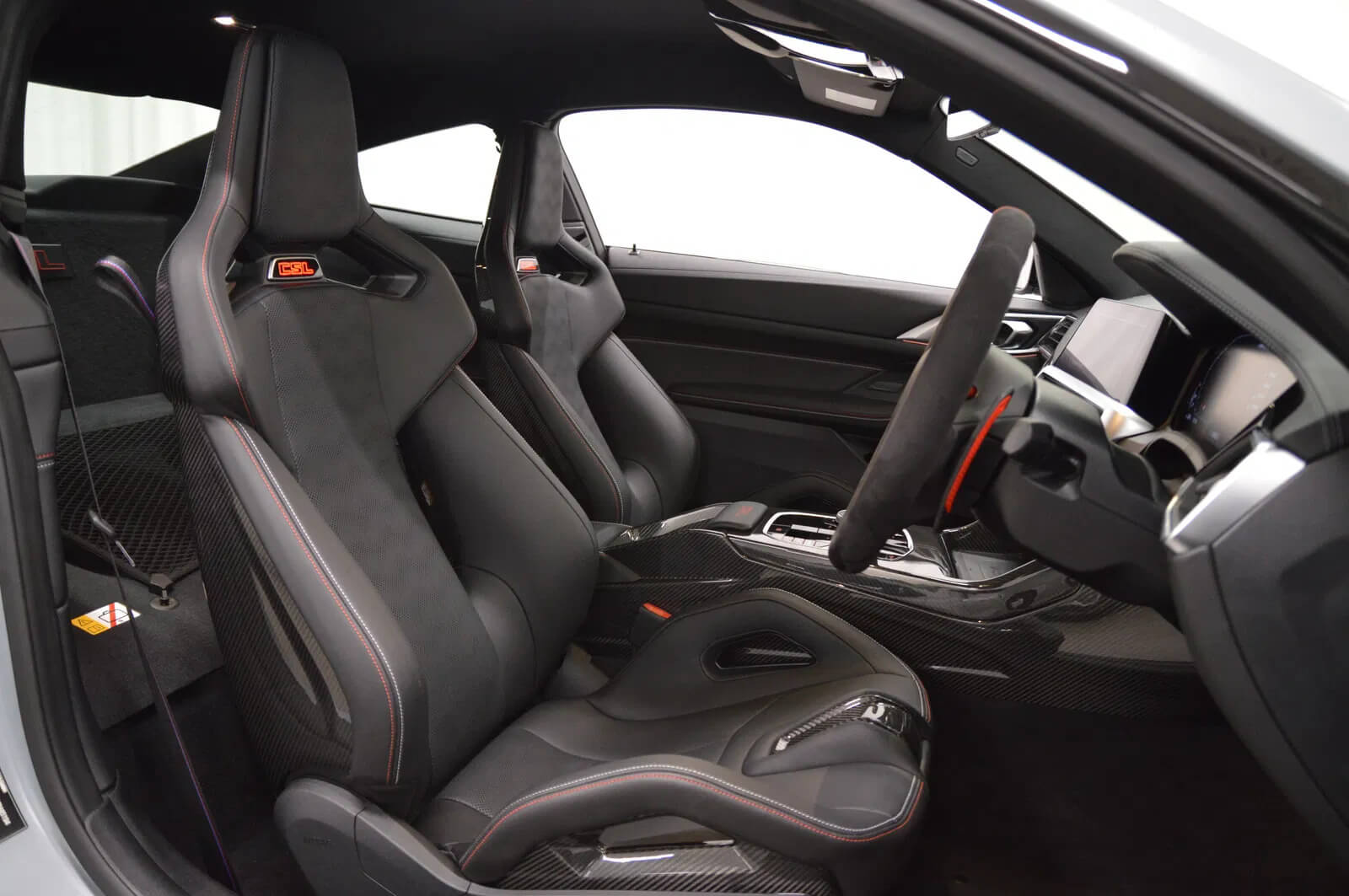 BMW M4 CSL unique features photo